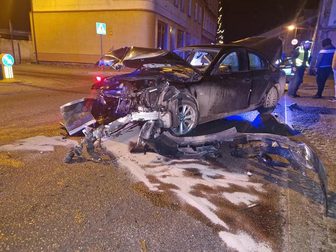 BMW wbiło się w budynek w Barwicach