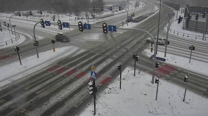 Zima nie odpuszcza. Trudne warunki na łódzkich drogach