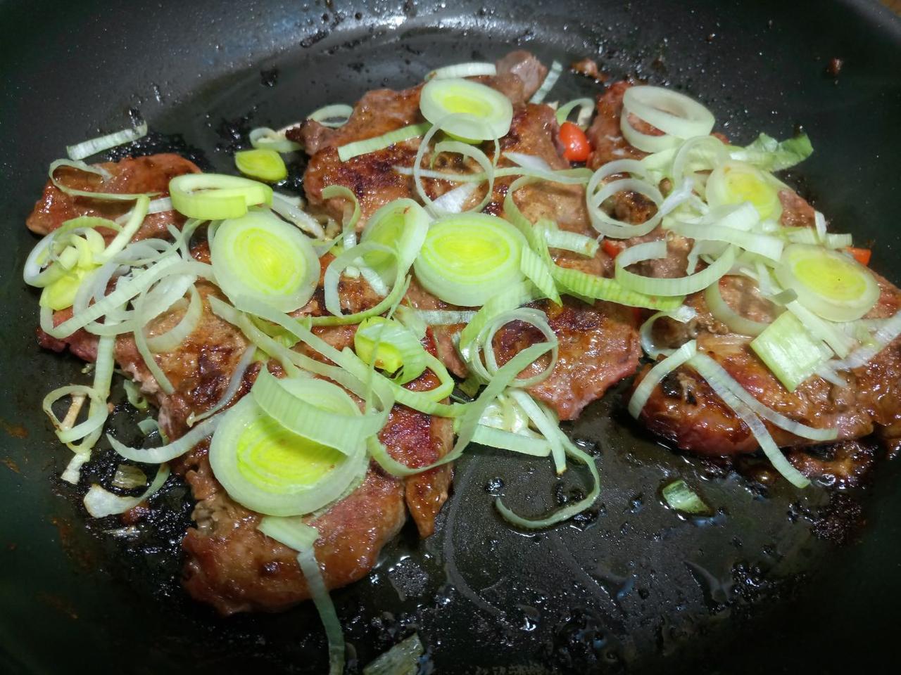 Steki schabowe z jarzynką z porów - świetnie danie zamiast tradycyjnych sznycli wieprzowych