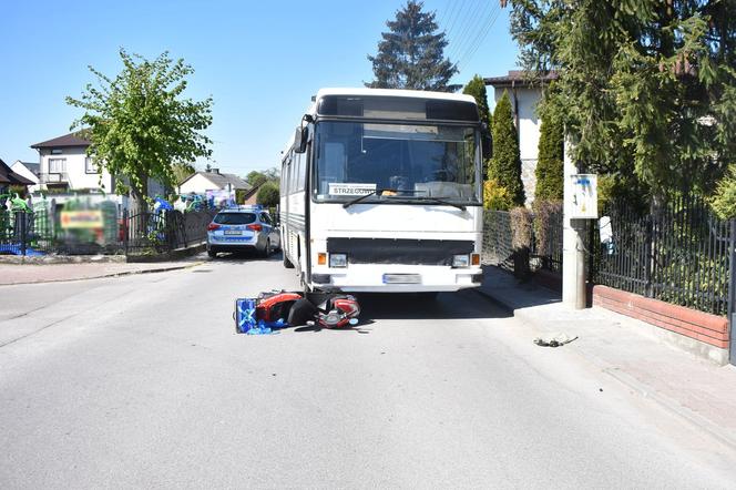 Emerytka wjechała motorowerem pod pędzący autobus. Ranną 81-latkę przetransportowano do szpitala