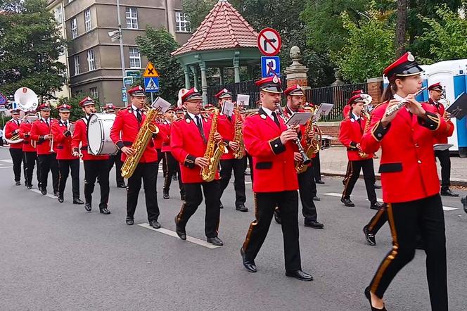 Przemarsz orkiestr dętych podczas finału TTSR 2024