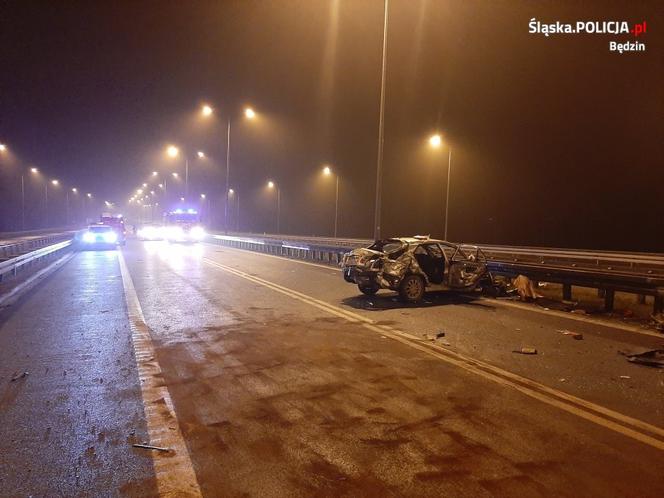 Koszmarny wypadek na S1 w Mierzęcicach! Zmasakrowany samochód i powalona ciężarówka