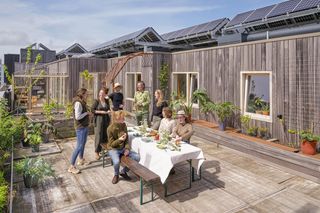 Ja pożyczę ci szklankę cukru, ty dosiądziesz się do mnie na ławce. Rozmowa o projektowaniu intymności i społeczności