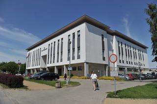 „Boję się jeździć tym przejazdem”. Świadkowie zeznają w sprawie wypadku na przejeździe w Manach 