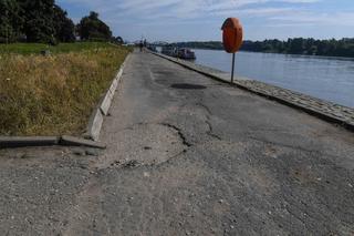 Turyści i mieszkańcy pytają prezydenta miasta: Kiedy remont toruńskiego chodnika nad Wisłą?