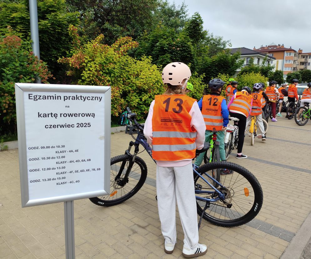Nie było kręcenia ósemki na szkolnym boisku, tylko jazda w realnym ruchu drogowym. Uczniowie zdawali egzamin holenderski