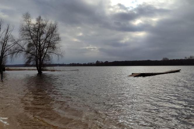 Zalana plaża w Nowym Dębcu