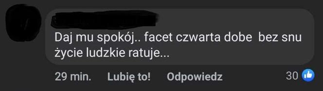 Ktoś udostępnił zdjęcie śpiącego lekarza. Internauci są wściekli. "Trochę empatii"