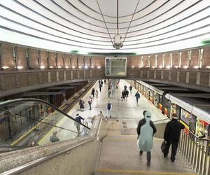 Metro w Warszawie już wozi pasażerów, ale wciąż są drążone nowe linie