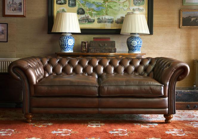 Sofa chesterfield z wywiniętymi podłokietnikami