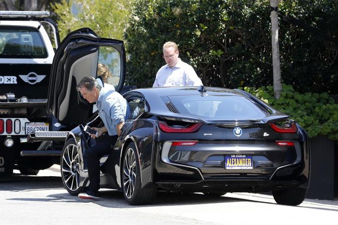 Pierce Brosnan jeździ BMW i8