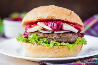 Domowy burger drwala z żurawiną. Przepis na klasyk z nutką słodyczy