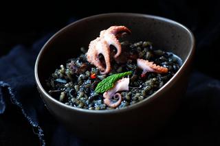 Czarne risotto z ośmiorniczkami: idealny przepis na Halloween