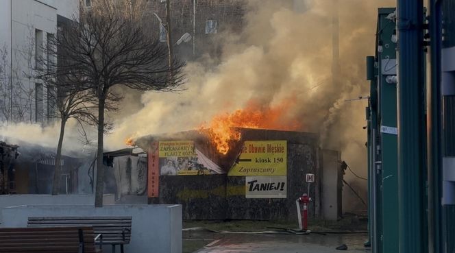 Pożar bazaru Różyckiego. Kłęby dymu nad historycznym targowiskiem