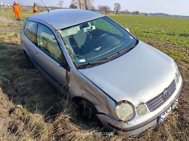 Wypadek na DK12 koło Leszna. 18-letni kierowca w szpitalu