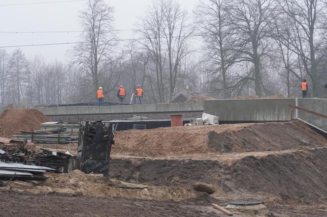 Wielkie otwarcie tunelu pod torami w Niewodnicy Kościelnej. Tak przebiegają prace w ramach Rail Baltica [ZDJĘCIA]