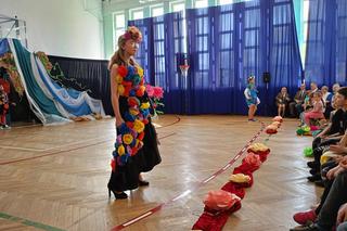 Na Ekologicznym Pokazie Mody w SP nr 10 w Siedlcach nie zabrakło strojów na każdą porę roku, wieczorowych, a nawet ślubnych!