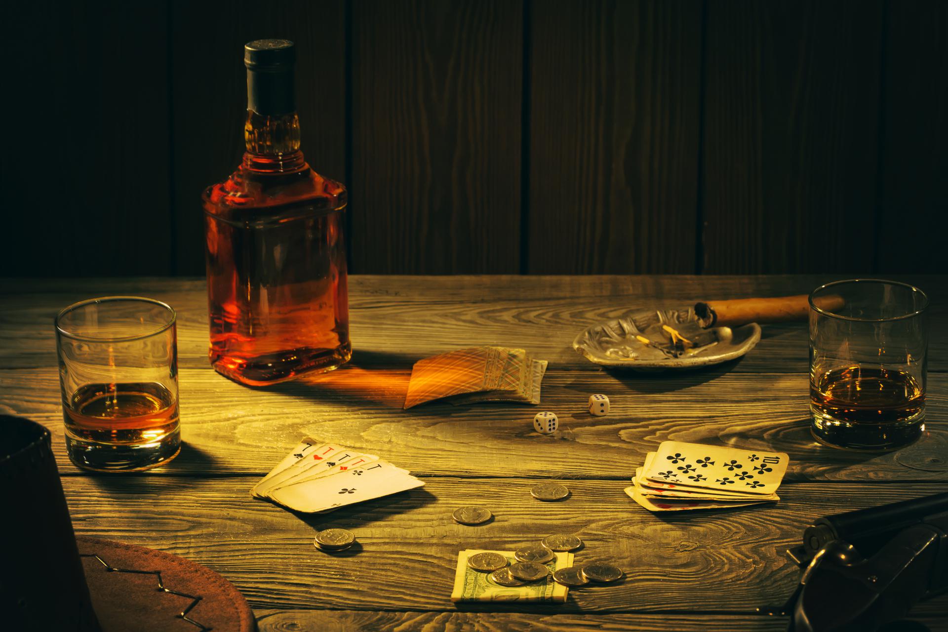 Карты деньги стол. Оружие Покер сигара виски. Натюрморт с виски. На столе виски сигары. Покер виски сигары.