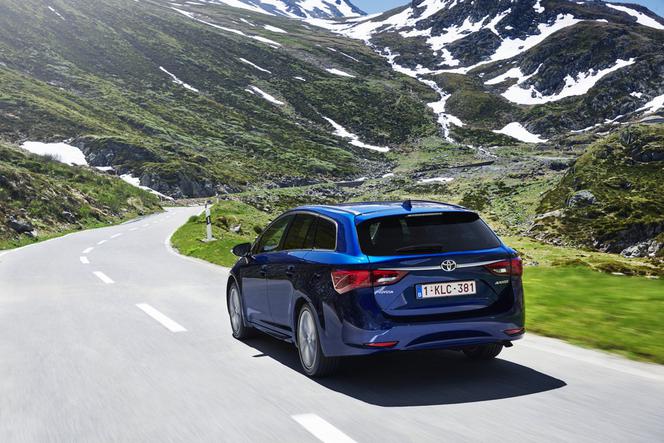 Toyota Avensis Touring Sports lifting 2015