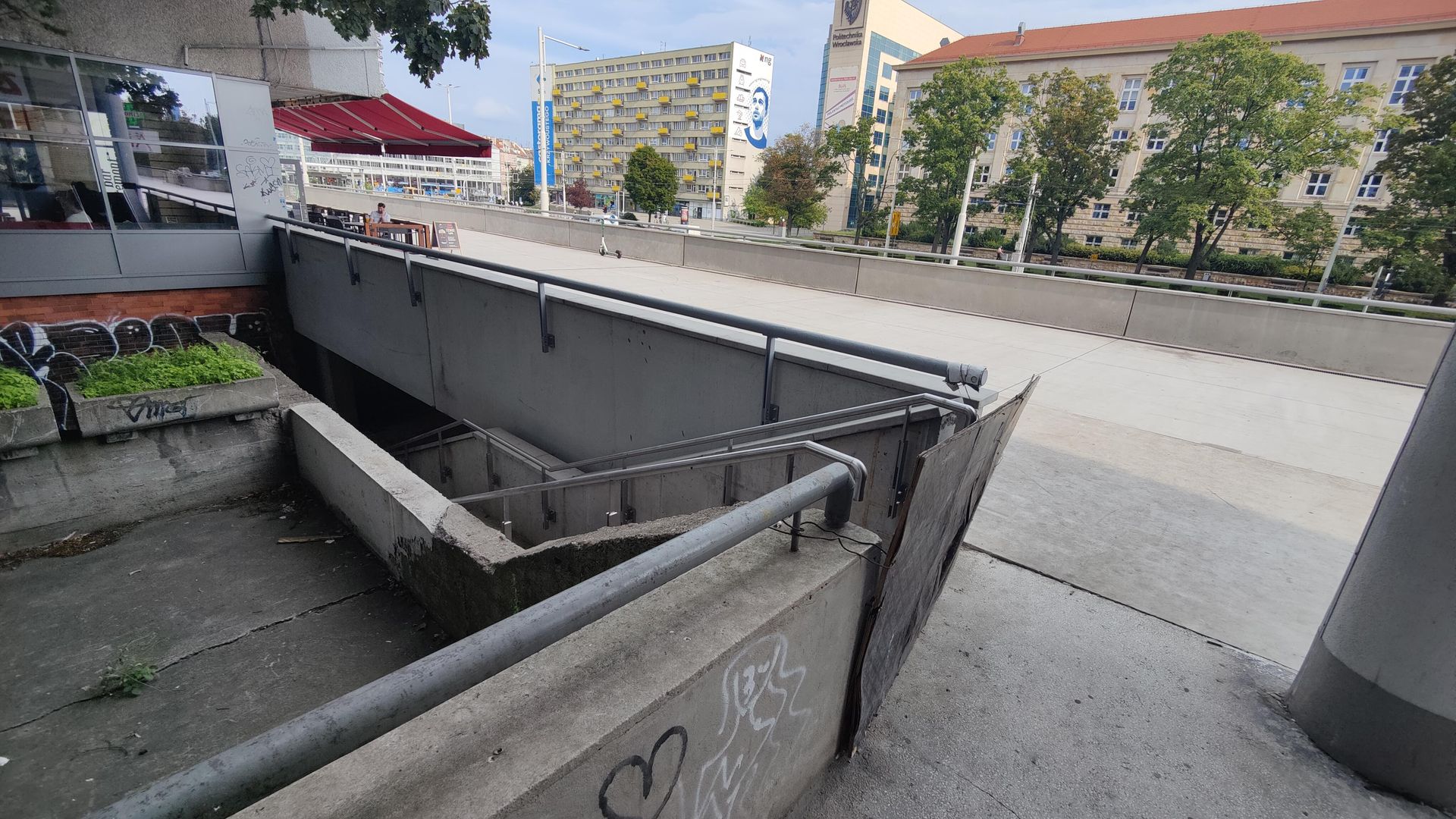 Remont esplanady przy Sedesowcach we Wrocławiu