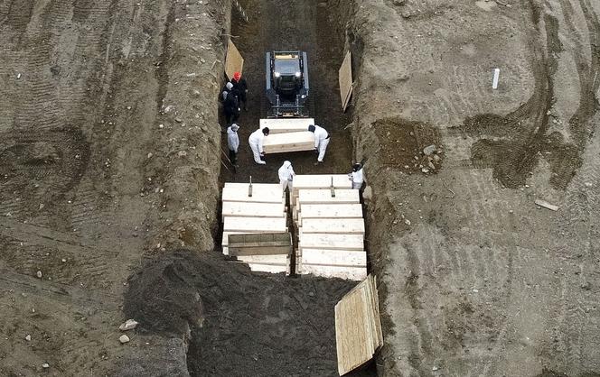 Nowy Jork. Trumny z ciałami ofiar koronawirusa zakopywane na wyspie Hart w Bronksie