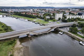 Most runął w ułamku sekundy. Huk obudził mieszkańców w nocy. Tak to mogło wyglądać w Chorzowie