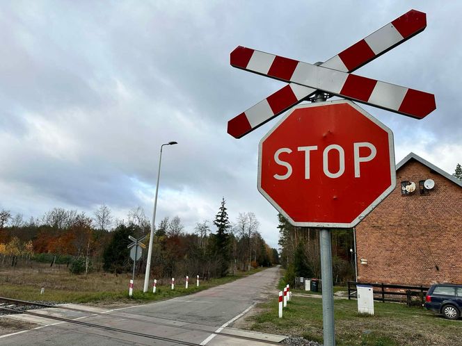 Rodzina zginęła na torach. Świadek mówi o "wielkim huku". "Pociąg pchał wrak auta"