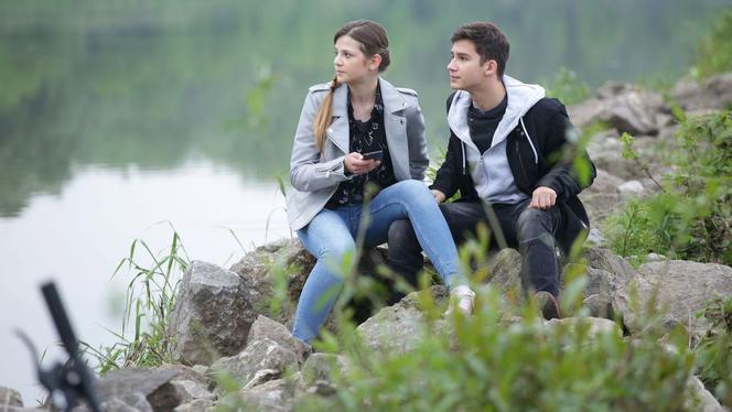 M jak miłość odc. 1452 po wakacjach 2019. Lilka (Monika Mielnicka), Mateusz (Krystian Domagała)