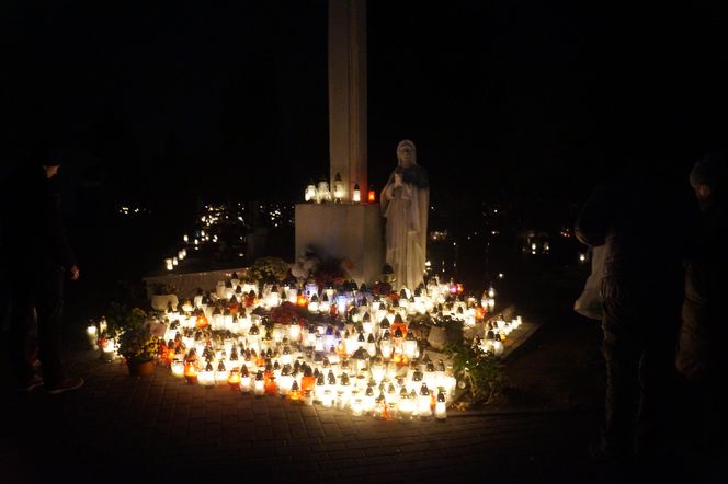 Tak wyglądał dzień Wszystkich Świętych po zmroku! Zaglądamy na cmentarz na bydgoskich Bielawach