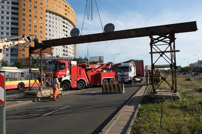 Kolejna ciężarówka rozbiła się przed wiaduktem