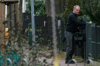 Donald Tusk z żoną odwiedzają córkę Kasię niosąc urodzinowy prezent dla wnuczki