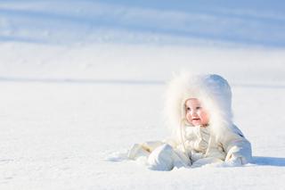 Jak ubrać dziecko zimą na spacer? ABC zimowych spacerów z dzieckiem