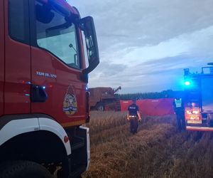 Śmiertelny wypadek na polu pod Chojnicami. Ojciec potrącił kombajnem 29-letniego syna [ZDJĘCIA]