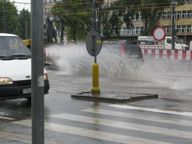 Warszawa: Awaria wodociągu. Powódź na ulicy Marynarskiej (GALERIA)