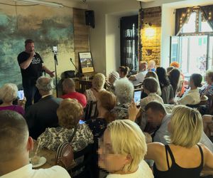 Poseł Michał Wójcik chce być nowym Elvisem Presleyem