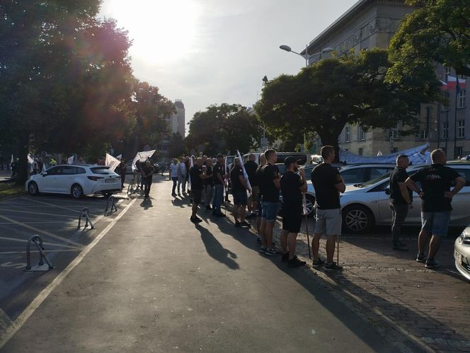 Paraliż w Katowicach. Rozpoczął się protest górników i hutników. "Stal się hartuje, a rząd ją rujnuje"