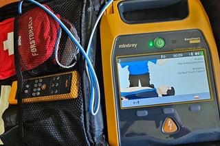 Pierwszy przenośny defibrylator w mieście. Zamontowano go na ścianie LO w Starym Sączu 