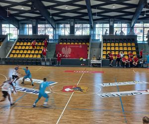 Na co dzień ratują, a dziś grają. Strażacka rywalizacja na parkiecie w Lesznie