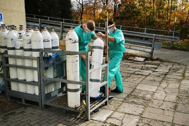 Łódzcy leśnicy dostarczają pacjentom zakażonym koronawirusem butle z tlenem