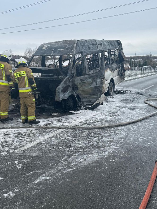 Bus spłonął na drodze pod Tarnowem. Jechało nim ponad 20 osób