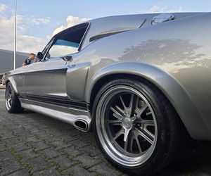 Motoryzacyjne legendy pod Torbydem. Bydgoskie Klasyki Nocą znów przyciągnęły tłumy