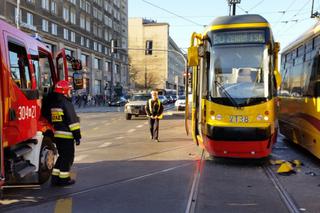 Warszawa zablokowana! Czołowe zderzenie tramwajów na skrzyżowaniu Solidarności i Jana Pawła przy kinie Femina