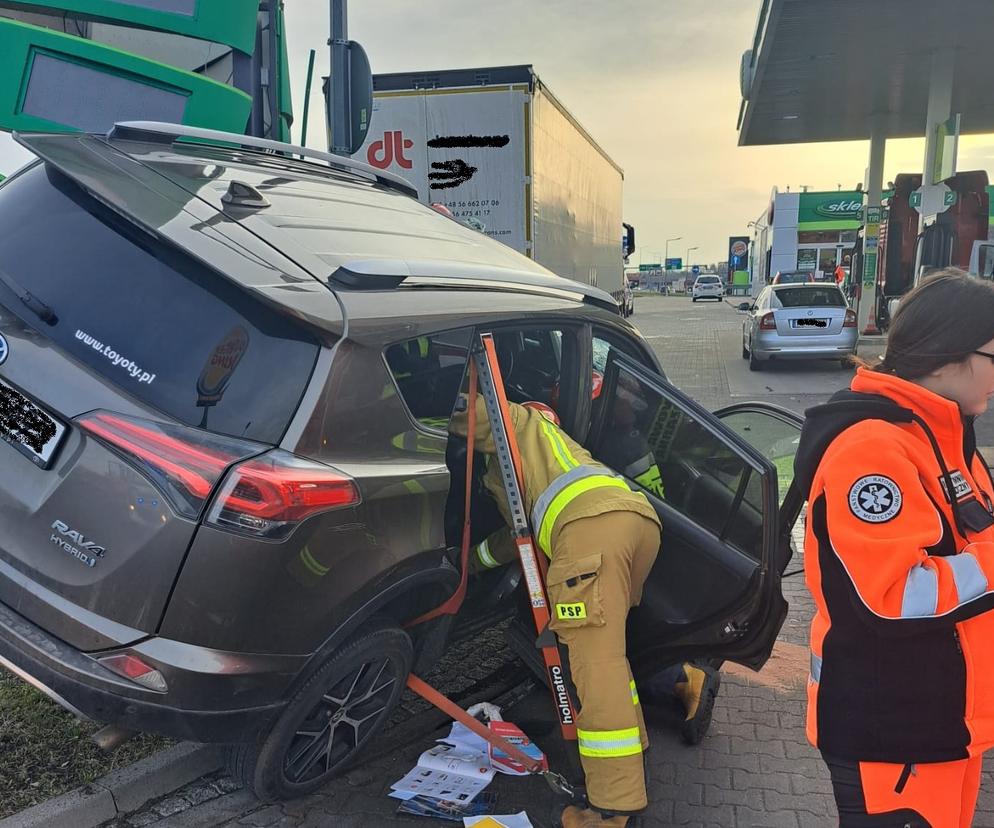 Wypadek na DTŚ. Auto wjechało w stację paliw w Rudzie Śląskiej