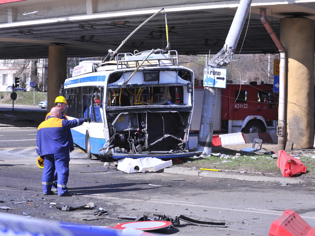 GDYNIA - ZDJĘCIA: Zderzenie TIRA z TROLEJBUSEM. 1 osoba NIE ŻYJE, 11 jest RANNYCH