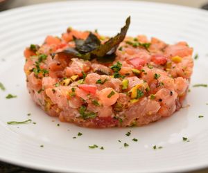 Tatar z łososia - prosty przepis z łososia surowego z dodatkiem awokado