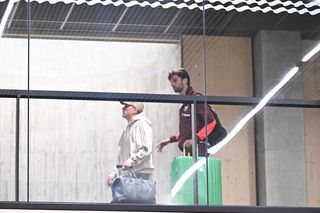 Piłkarze reprezentacji chowają się przed dziennikarzami po klęsce z Finlandią