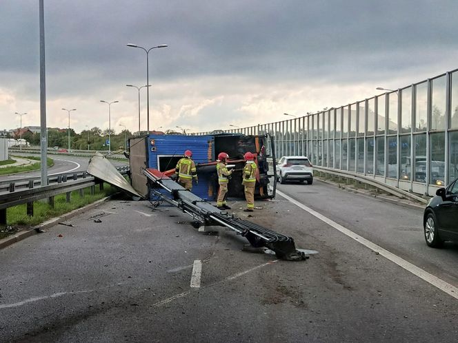 Kielce. Wypadek na ul. Grunwaldzkiej. Ciężarówka przewróciła się po zahaczeniu o wiadukt [ZDJĘCIA].
