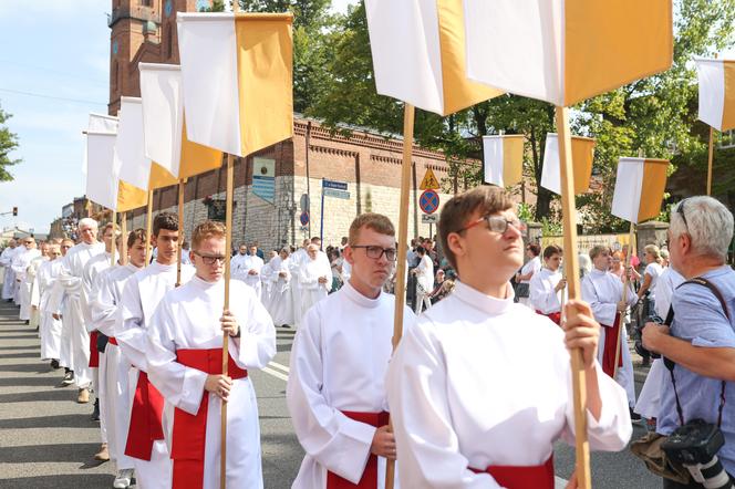 Tysiące kobiet i dziewcząt na pielgrzymce do Piekar Śląskich. "Jestem w Kościele, więc idę"