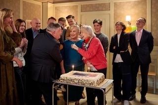 Na Wspólnej, odc. 4000. Maria (Bożena Dykiel), Włodek (Mieczysław Hryniewicz), Roża (Halina Rasiakówna), Darek (Michał Mikołajczak), Franek (Nathan Czyżewski), Damian (Waldemar Błaszczyk), Kajtek (Mikołaj Szostek), Mania (Zuzanna Kaszuba)