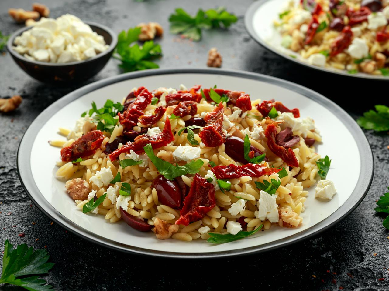 Jesienna sałatka z makronem ryżowym (ORZO)